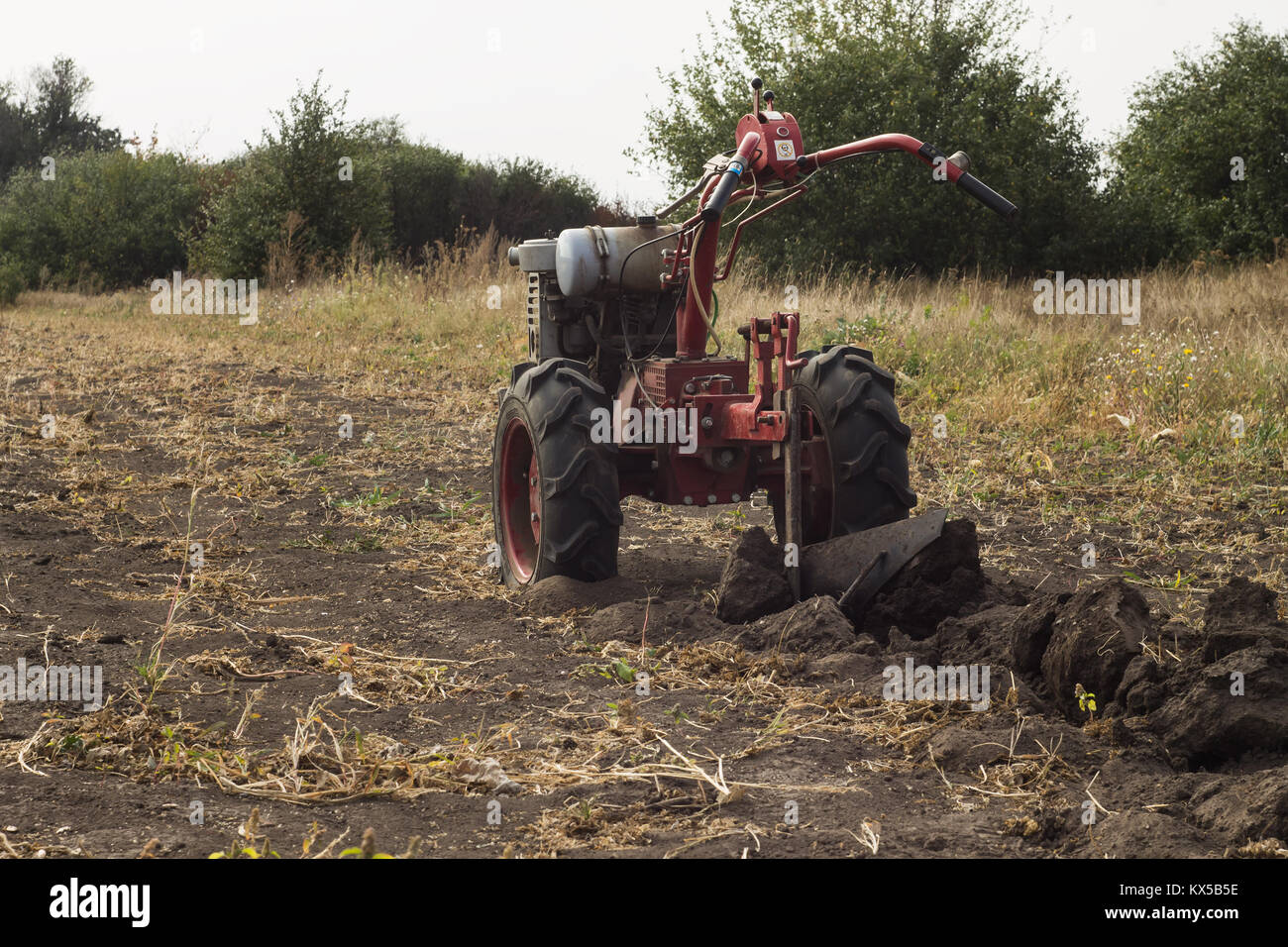 DIKANKA, UKRAINE - 30. SEPTEMBER 2015: Pflügen garten Traktor motor-Baustein 'Motor Sich MB -4,05' zu Pflügen Stockfoto