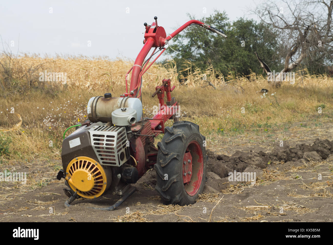 DIKANKA, UKRAINE - 30. SEPTEMBER 2015: Pflügen garten Traktor motor-Baustein 'Motor Sich MB -4,05' zu Pflügen Stockfoto