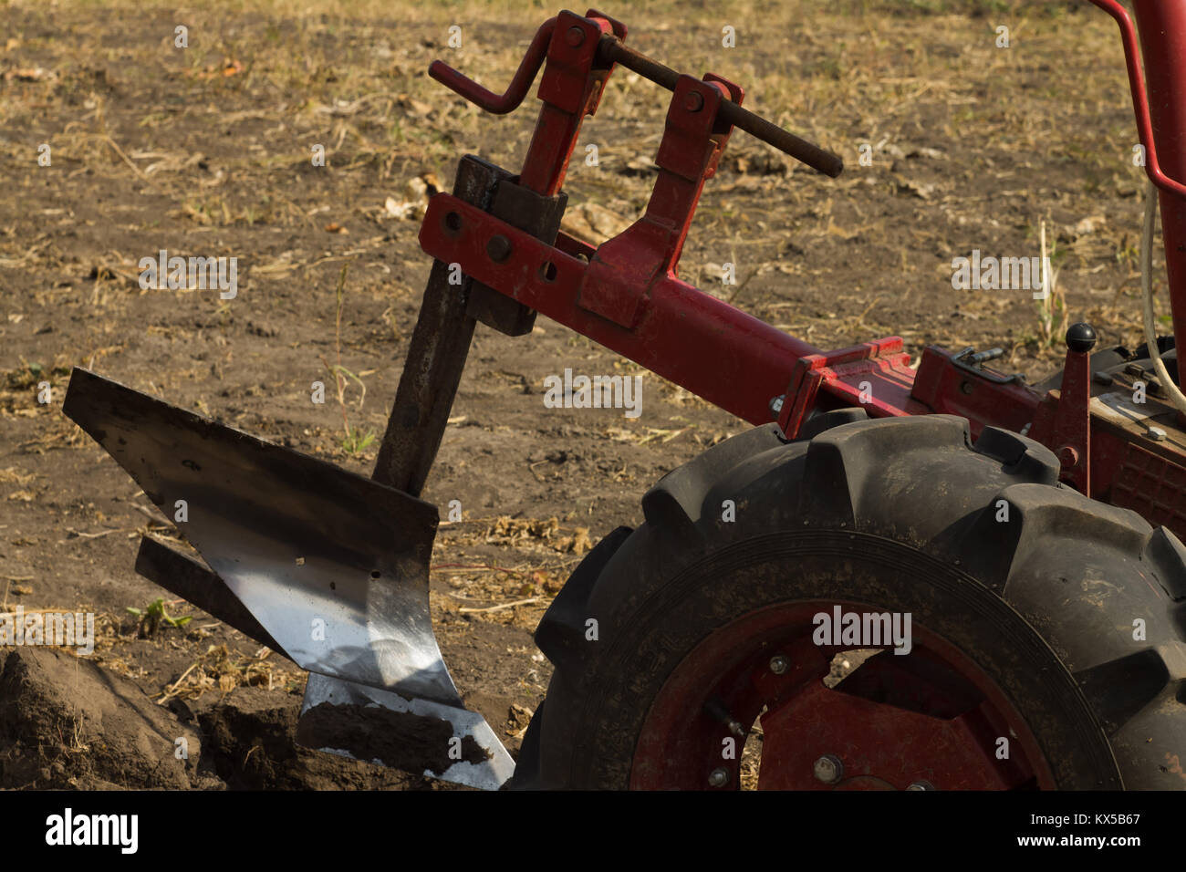 DIKANKA, UKRAINE - 30. SEPTEMBER 2015: Pflügen garten Traktor motor-Baustein 'Motor Sich MB -4,05' Stockfoto