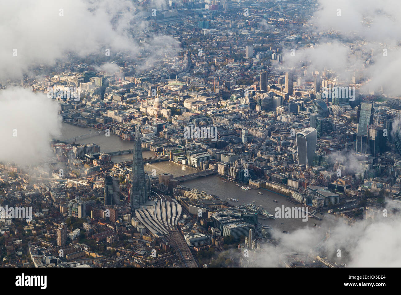 Luftbild vom Central London durch Wolken. Stockfoto