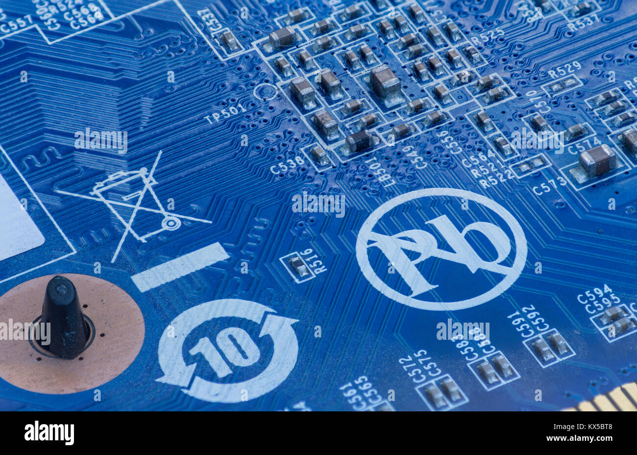 Extreme Nahaufnahme von Computer Teil mit Mikroschaltungen in blauer Farbe und Symbol führen. Stockfoto