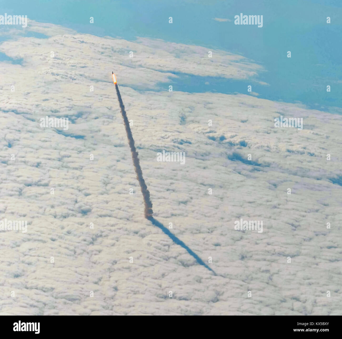 Space Shuttle Endeavour (STS-134) blasts durch die Wolkendecke nach dem Start vom Kennedy Space Center Complex 39 Start auf Merritt Island, Florida, Usa am 16. Mai 2011 für die Bereitstellung von Ausrüstung zur Internationalen Raumstation (ISS). Siehe Bild KX 5 VON 6 für Version mit einem Inset zeigt die Shuttle näher. Stockfoto