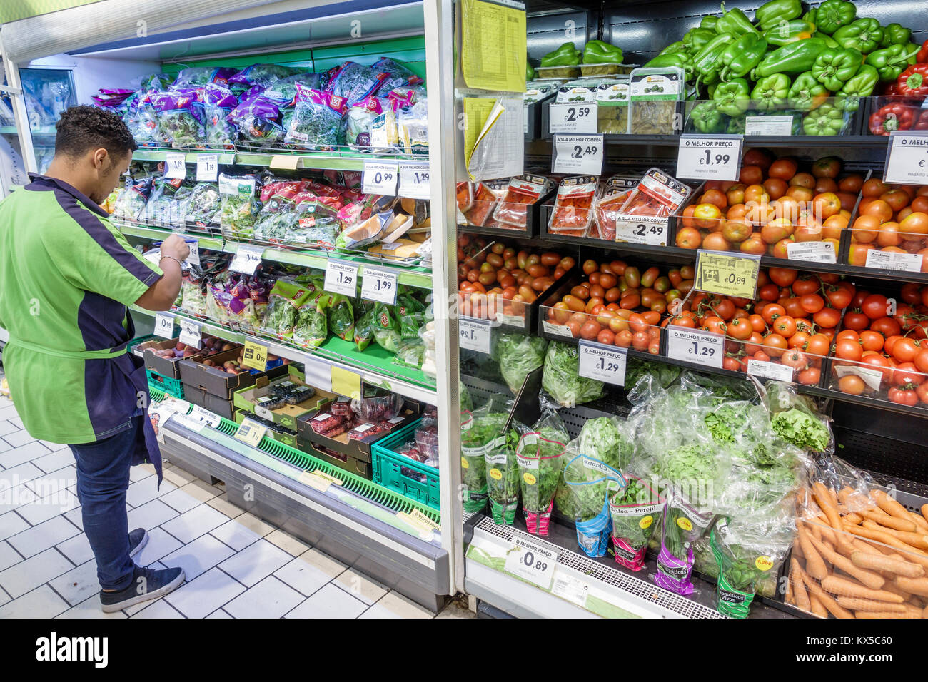 Lissabon Portugal, Rua Alexandre Herculano, Supermercado Minipreco, Supermarkt, Lebensmittelgeschäft, Produkte, Gemüse, Salate, Kühlkoffer, Tomaten, Paprika, Stockfoto