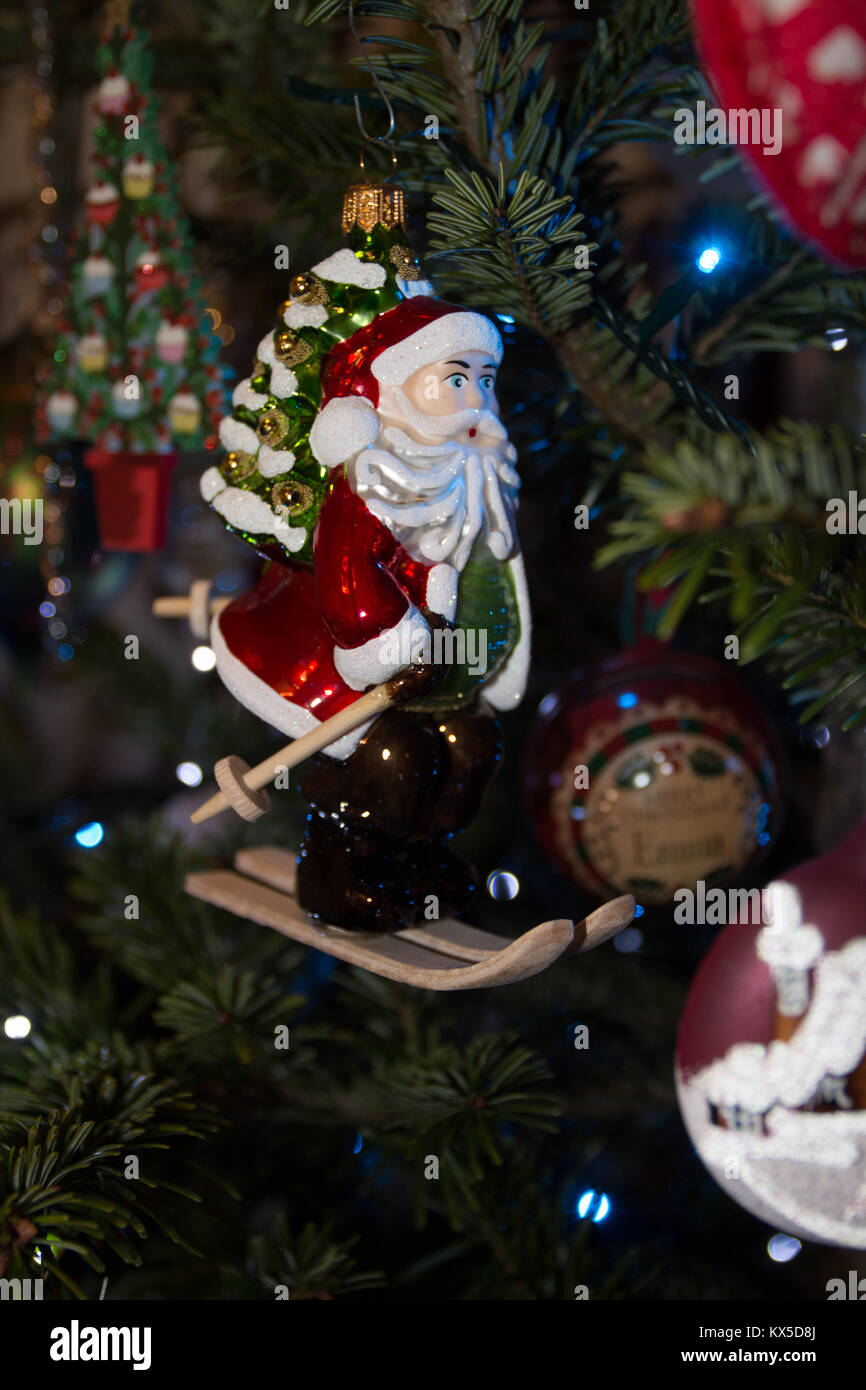 WEIHNACHTEN: Skifahren Santa Stockfoto