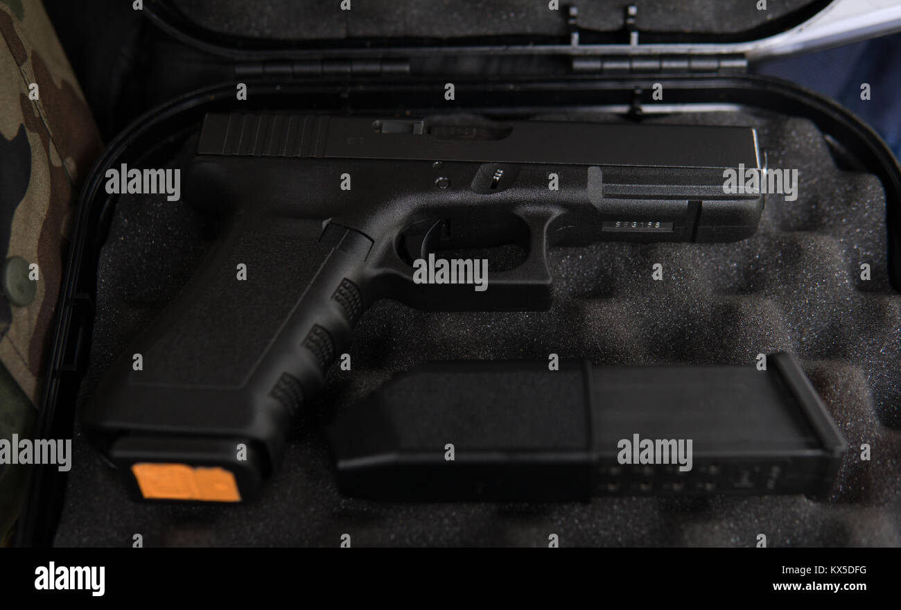 Glock mit ammo clip in einem schwarzen Gehäuse Stockfoto