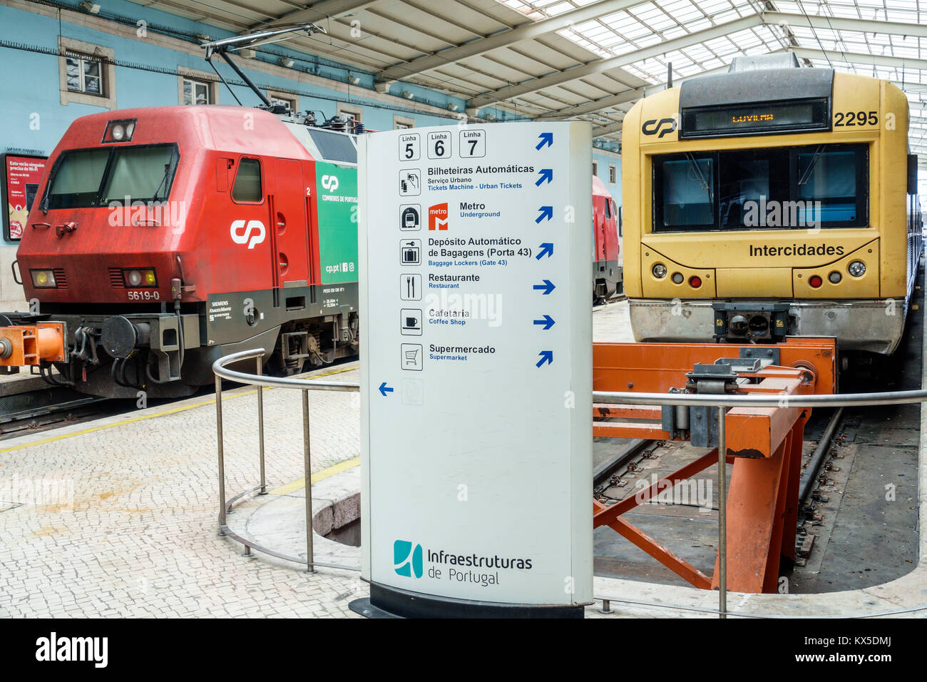 Lissabon Portugal, Santa Apolonia, Comboios de Portugal, Bahnhof, Bahnhof, Endstation, Intercidades, Strecke, Schild, Richtungen, innen, Hispanic, Immigra Stockfoto