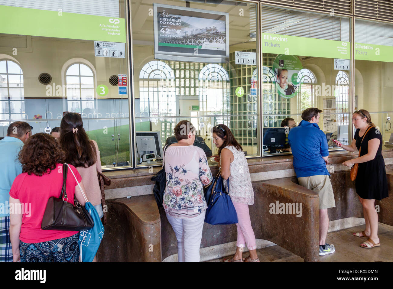 Lissabon Portugal, Santa Apolonia, Comboios de Portugal, Bahnhof, Bahnhof, Fahrkartenschalter, Frau Frauen, Mann Männer, Linie, Schlange, Inneneinrichtung, HIS Stockfoto