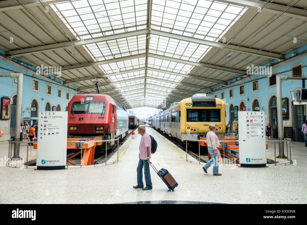 Lissabon Portugal, Santa Apolonia, Comboios de Portugal, Bahnhof, Bahnhof, Endstation, Intercidades, Rennstrecke, Mann Männer männlich, Gepäck, Innenausstattung, Hispanic, im Stockfoto