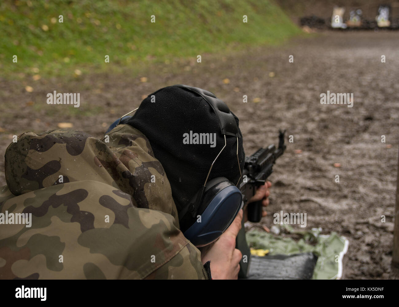 Soldat schießen aus einem Maschinengewehr auf einem Schießstand Stockfoto