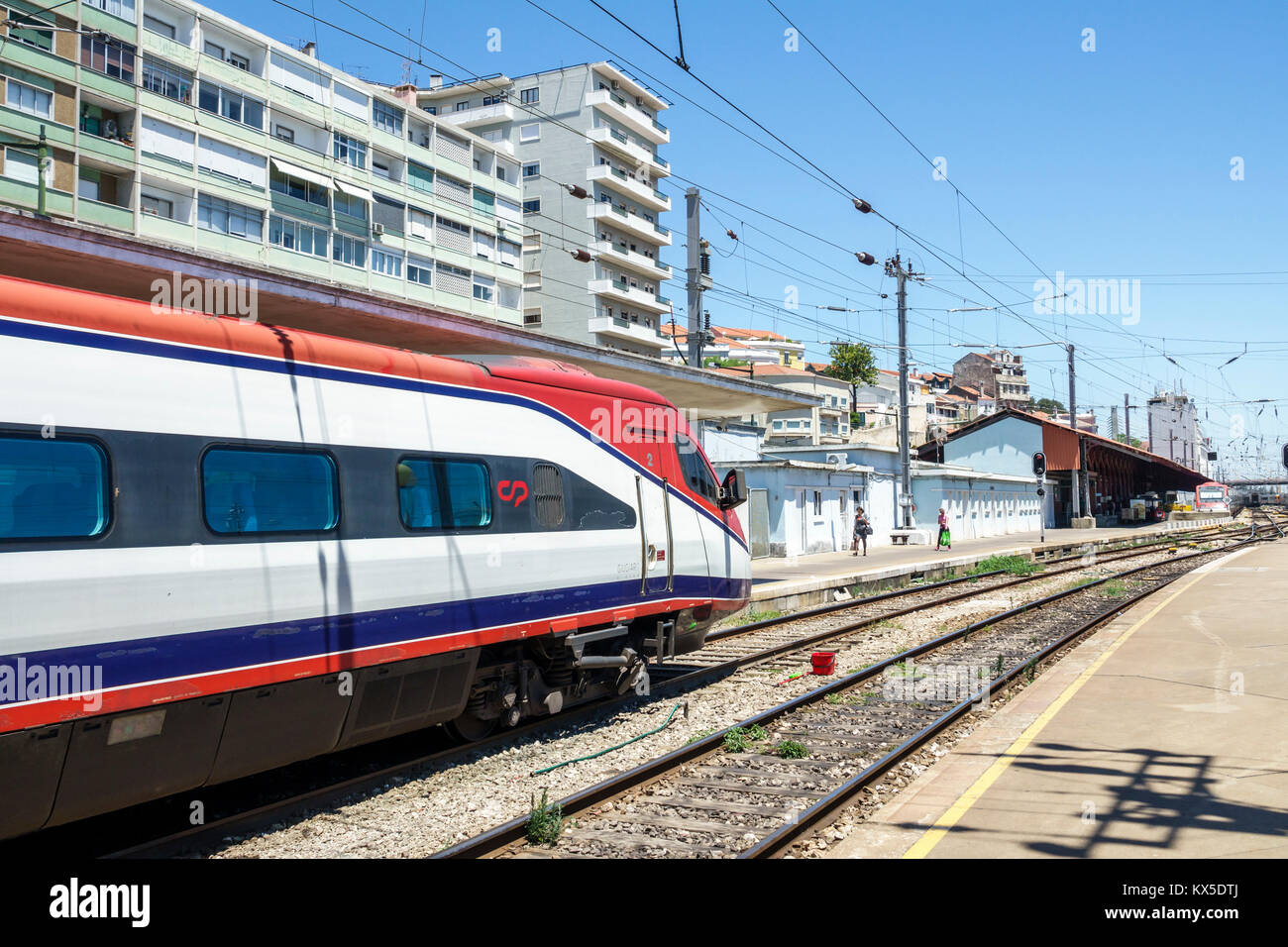 Lissabon Portugal, Santa Apolonia, Comboios de Portugal, Eisenbahn, Zug, Gleis, Alfa Pendular, Pendolino Hochgeschwindigkeitszug mit Kippfunktion, elektrische Mehrfach-Einheit, Stockfoto