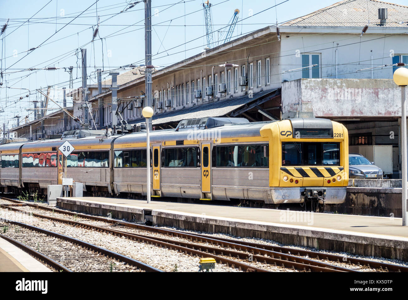 Lissabon Portugal, Santa Apolonia, Comboios de Portugal, Eisenbahn, Zug, Strecke, Intercidades, Bahnhof, Hispanic, Immigranten, Portugiesisch, PT170703029 Stockfoto