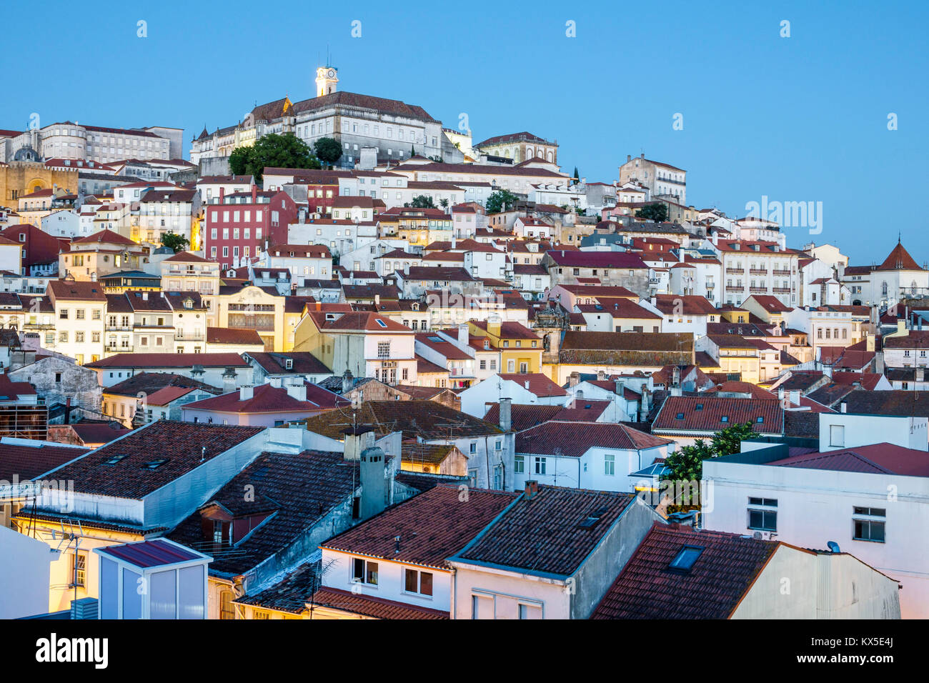 Coimbra Portugal, historisches Zentrum, Alta, Uptown, Universität von Coimbra, Skyline der Stadt, Gebäude, Hügel, Dächer, Dämmerung, Nachtabend, Hispanic, Immi von Einwanderern Stockfoto