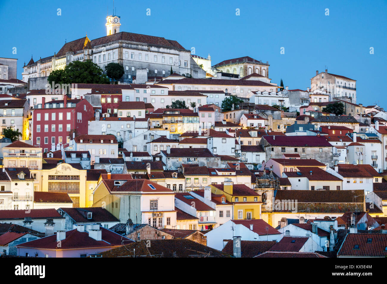 Coimbra Portugal, historisches Zentrum, Alta, Uptown, Universität von Coimbra, Skyline der Stadt, Gebäude, Hügel, Dächer, Dämmerung, Nachtabend, Hispanic, Immi von Einwanderern Stockfoto