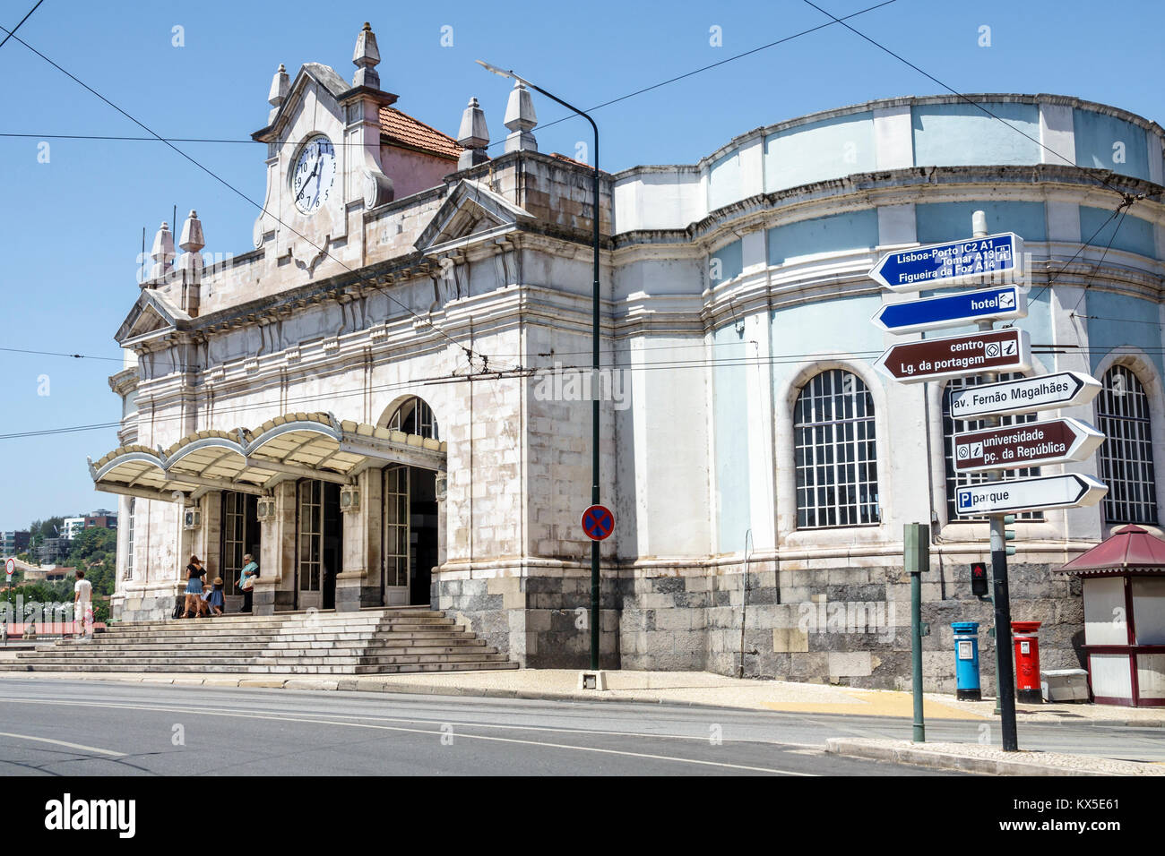 Coimbra Portugal, historisches Zentrum, Estacao Nova, neuer Bahnhof, Eisenbahn, Zug, Außenansicht, Eingang, Uhr, hispanisch, Einwanderer, Portugiesisch, PT170 Stockfoto