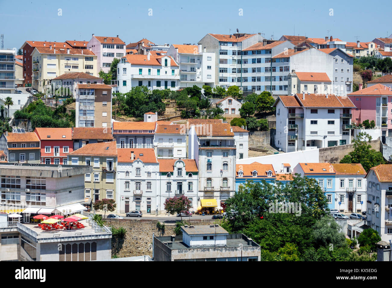 Coimbra Portugal, Universität von Coimbra, Aussicht, Skyline der Stadt, Gebäude, Dächer, Hügel, Hispanic, Einwanderer, Portugiesisch, PT170704035 Stockfoto
