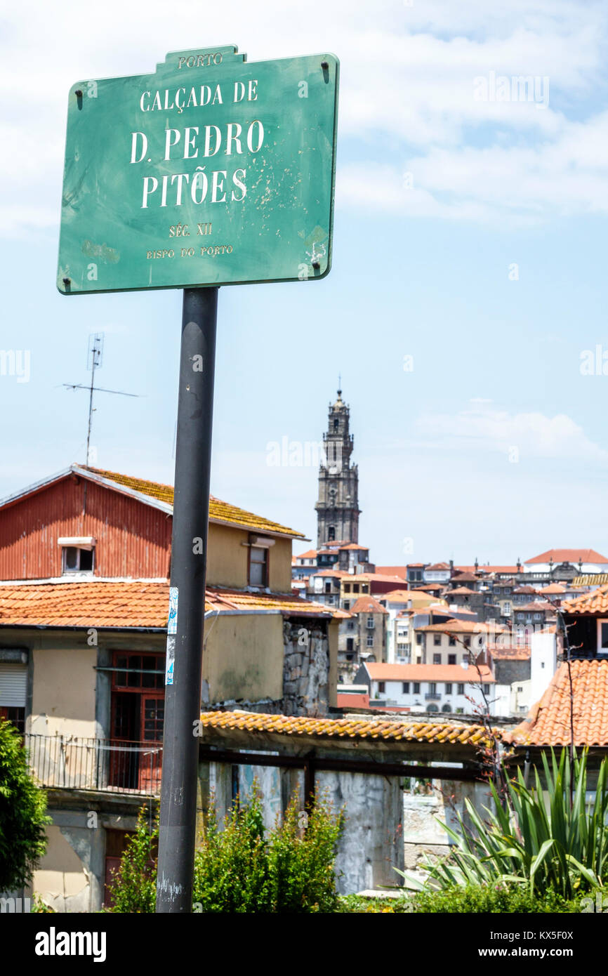 Porto Portugal, Skyline der Stadt, Wohnhäuser, Kathedrale, Straßenschild, Calcada de D. Pedro Pitoes, Hispanic, Immigranten, Portugiesen, Stockfoto