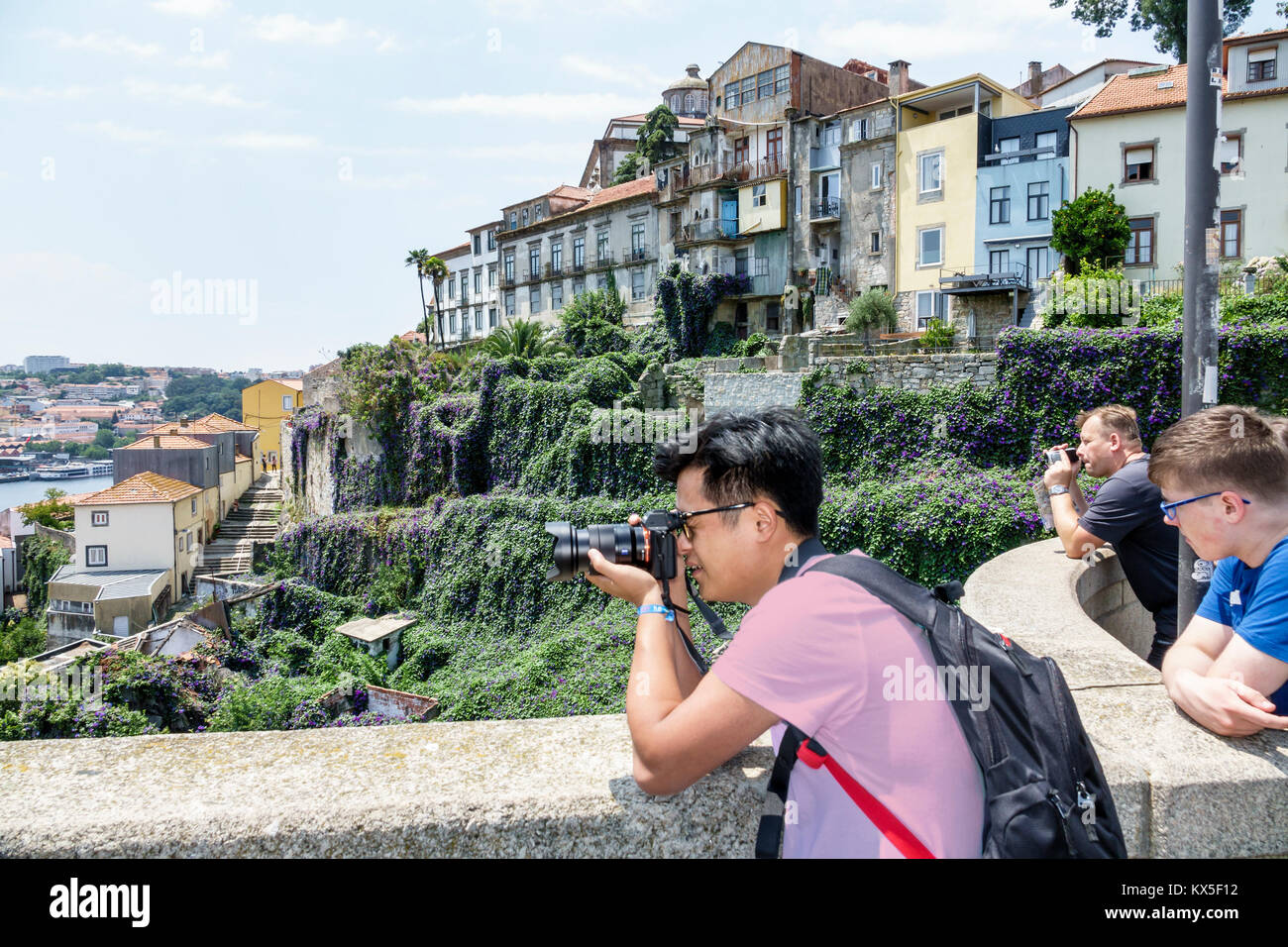 Porto Portugal, Douro River Water, historisches Zentrum, Luis I Bridge, Metro do Porto, Wasser, Skyline, Aussicht, Asiaten ethnische Einwanderer Minderheit, adu Stockfoto
