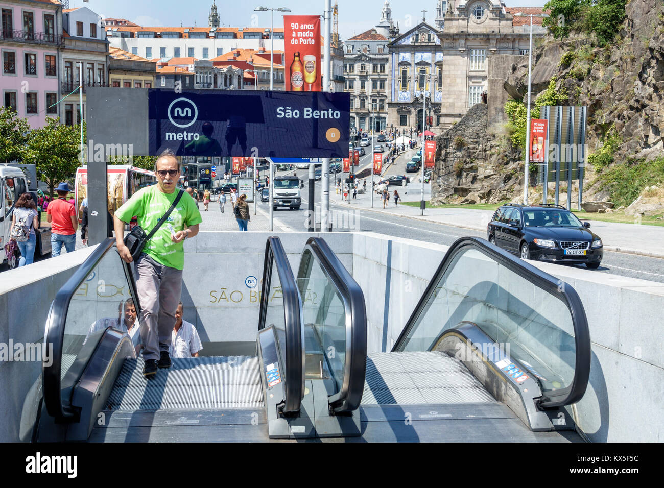 Porto Portugal, historisches Zentrum, Sao Bento, Calcada de Vandoma, Skyline, Metro do Porto, U-Bahn, öffentliche Verkehrsmittel, Bahnhof, Eingang, Ausgang, Rolltreppe, Hispanic, im Stockfoto
