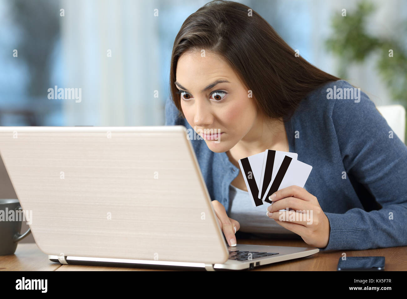 Compulsive online Shopper oder Spieler die Überprüfung von Ergebnissen in einem Laptop zu Hause besessen Stockfoto