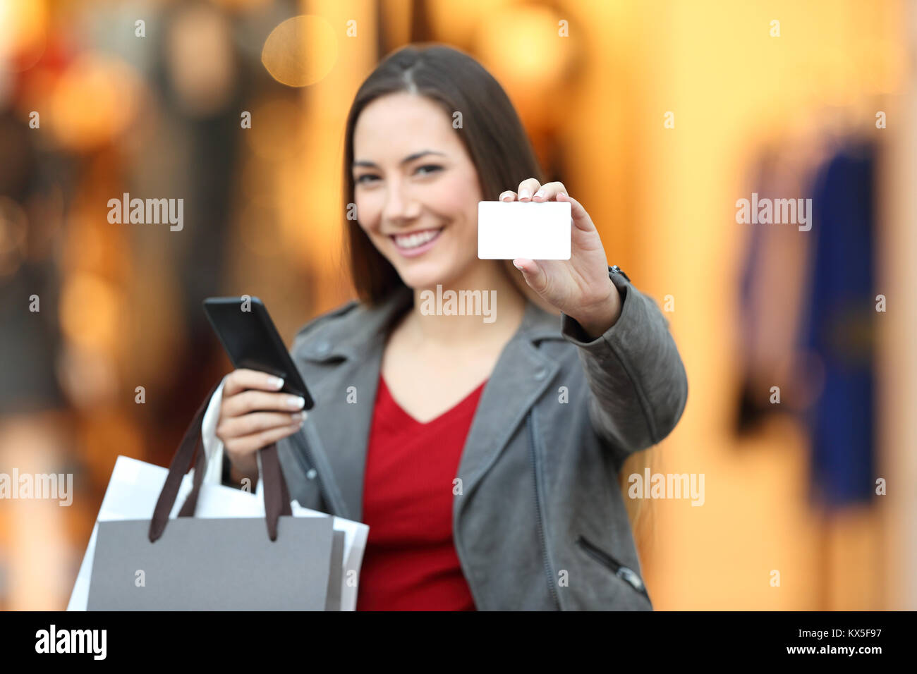 Portrait eines fashion Shopper, Kreditkarte und Handy in einem Mall Stockfoto
