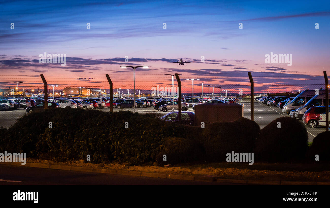 Ein Flugzeug hebt ab London Heathrow Flughafen, Abfahrt über den Flughafen, sichere Parkplätze in einem wunderschönen Sonnenuntergang Stockfoto