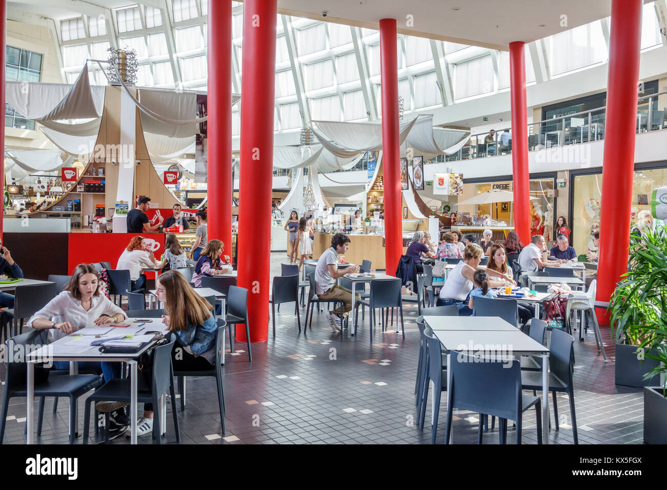 Porto Portugal, Mercado do Bom Sucesso, Stadtmarkt, Lebensmittelgericht plaza plaza, Restaurants Restaurants Essen Essen Café Cafés, Restaurants, Verkäufer verkaufen Sel Stockfoto