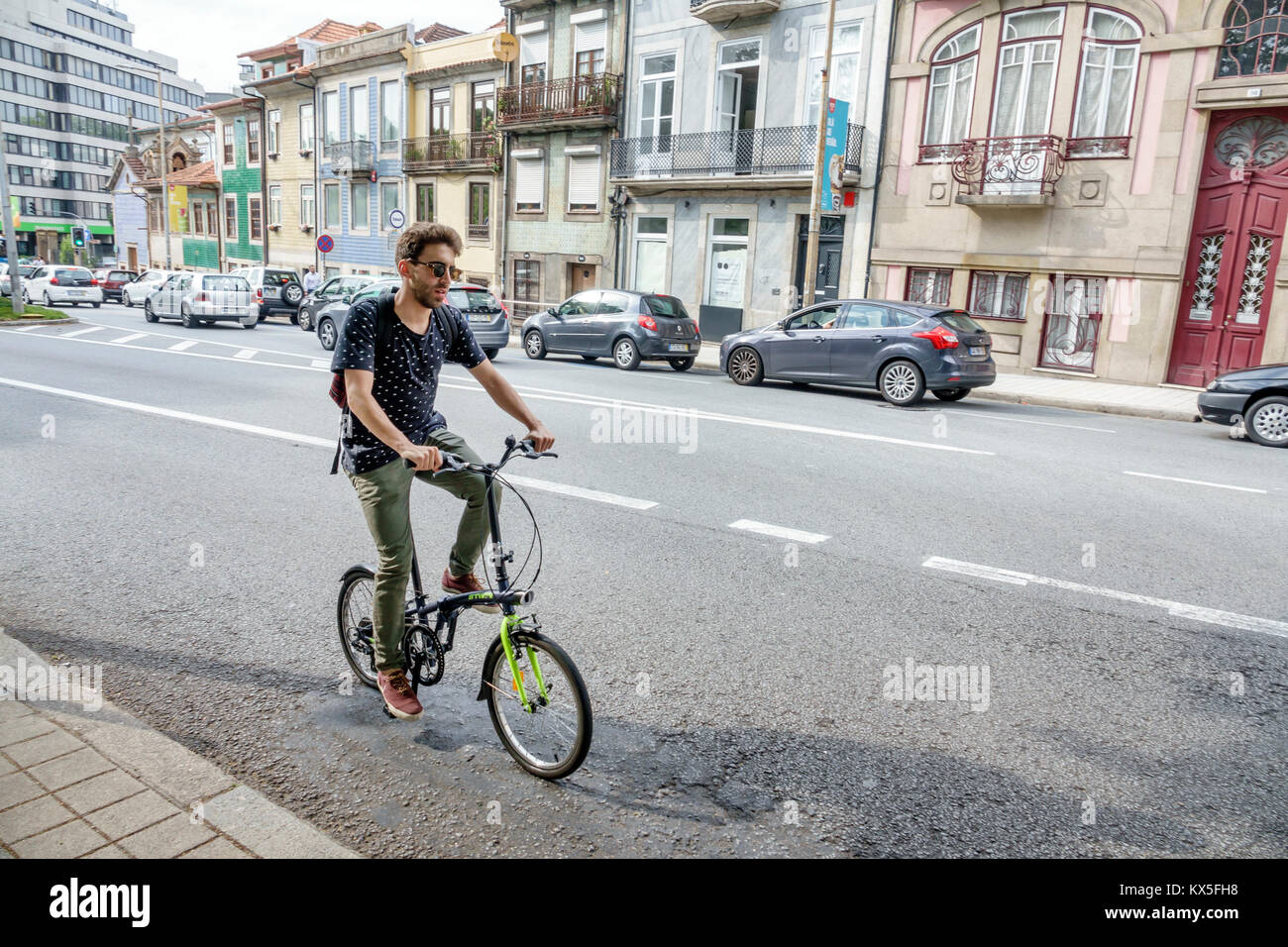 Porto Portugal, Rua de Dom Manuel, Straße, Hispanic, Immigranten, Männer, Männer, faltbar, Fahrrad Fahrräder Radfahren Reiten Fahrer Fahrrad Stockfoto