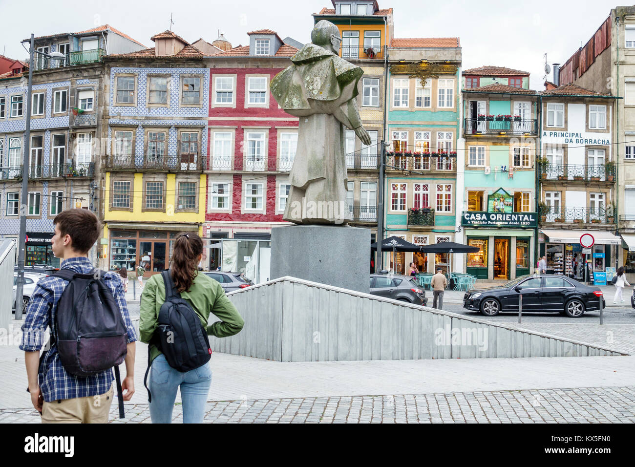 Porto Portugal, historisches historisches Zentrum, Martyrs Street, Rua Campo dos Martyres da Patria, plaza, Statue, Bischof Antonio Ferreira Gomes, Anti-Faschismus-Held, Stockfoto