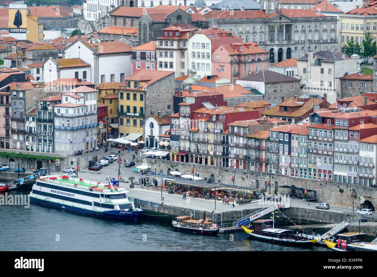 Porto Portugal, Douro River, Barrio La Ribeira, historisches Zentrum, Flussufer, Wasser, Skyline der Stadt, Gebäude, Dächer, Boote, Wohnhäuser, Hallo Stockfoto