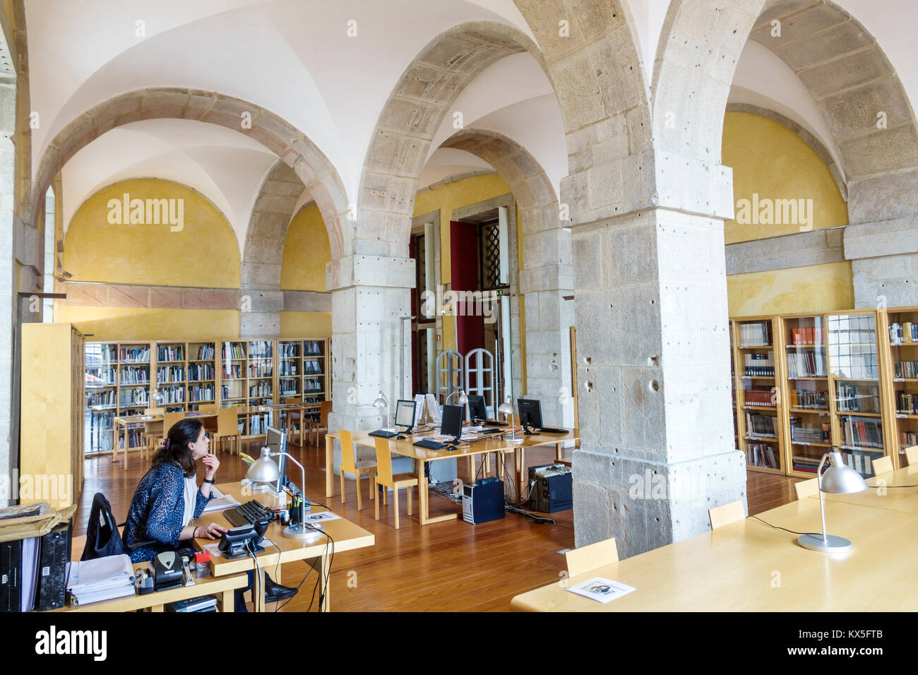 Porto Portugal, historisches Zentrum, Centro Portugues de Fotografia, Portugiesisches Fotozentrum, Museum, Forschungsbibliothek, Schreibtisch, Hispanic, Immigran Stockfoto