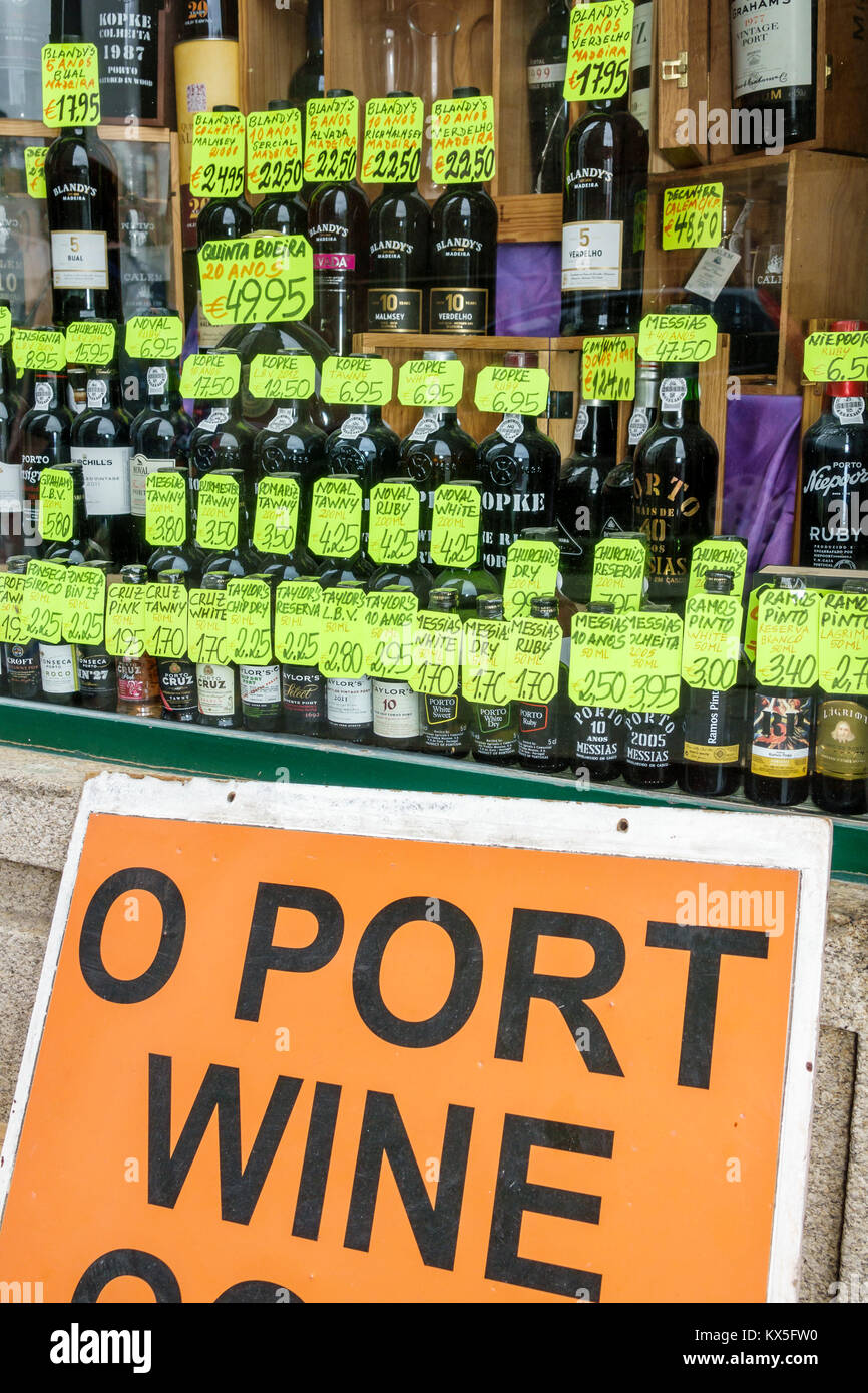 Porto Portugal, historisches Zentrum, Garrafeira Cleriporto, Spirituosengeschäft, Winzer, Portweine, Schaufenster, Preis, Euro, Flaschen, Kopke, Noval, Blandy's, Hispani Stockfoto