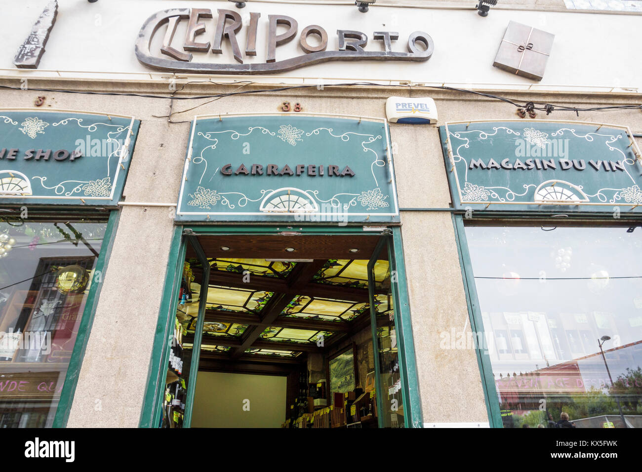 Porto Portugal, historisches Zentrum, Garrafeira Cleriporto, Spirituosengeschäft, Winzer, Portweine, Eingang, hispanisch, Einwanderer, Portugiesisch, PT170707048 Stockfoto