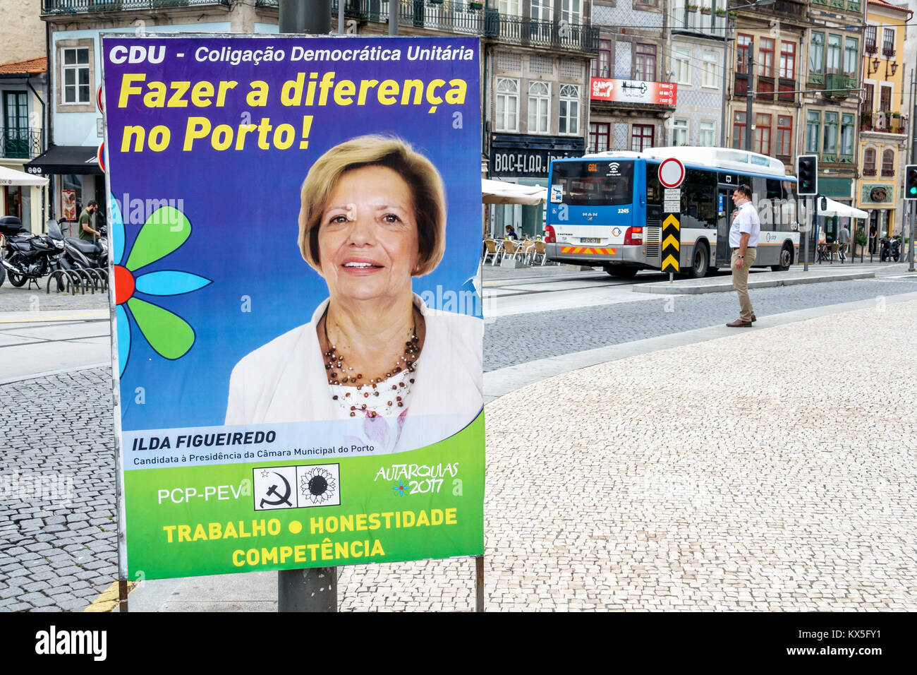 Porto Portugal,historisches Zentrum,Praca Gomes Teixeira,politische Kampagne,Plakat,Kommunalwahlen,Ilda Figueiredo,Koalitionskandidatin,Portugiesische Com Stockfoto