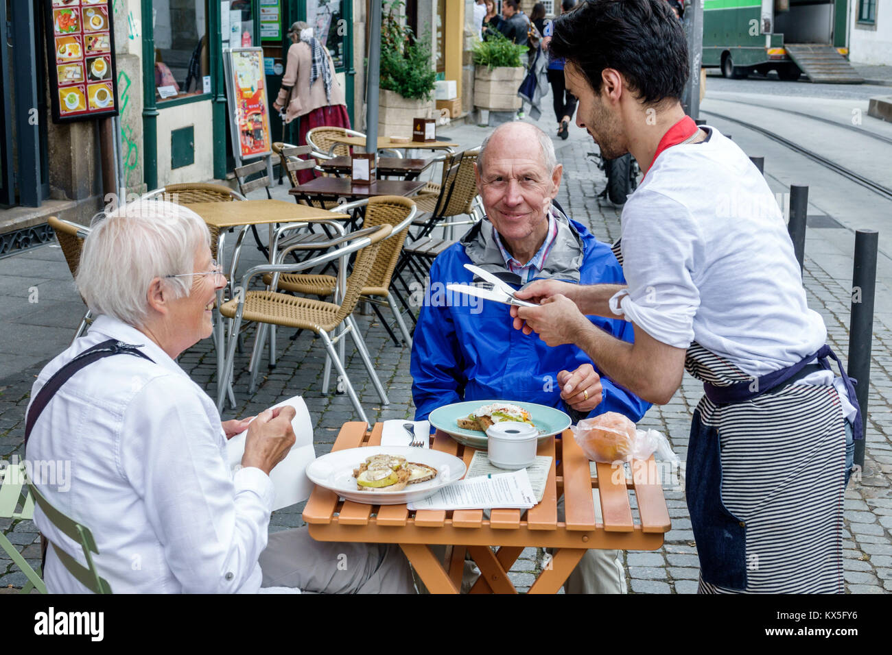 Porto Portugal, historisches historisches Zentrum, Praca Gomes Teixeira, Straßencafé, Außenterrasse, Außenterrasse mit Tischen, Restaurantstraße, lateinamerikanisches Latein La Stockfoto