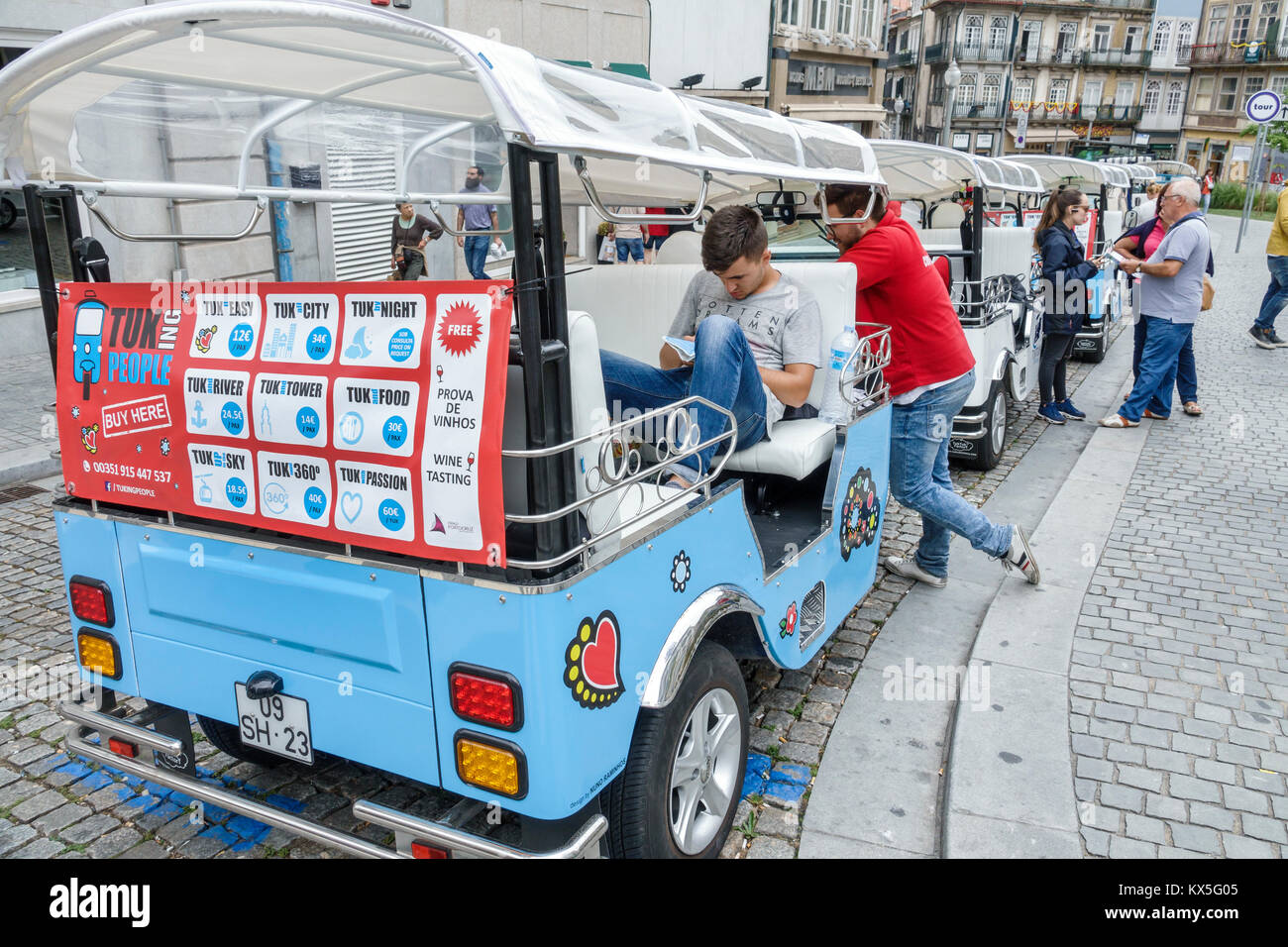 Porto Portugal, Baixa, historisches Zentrum, Bürgersteig, Tuk, Auto-Rikscha, Dreirad, Mototaxi, Besichtigungstouren, Fahrer, Hispanic, Immigranten, Männer mal Stockfoto