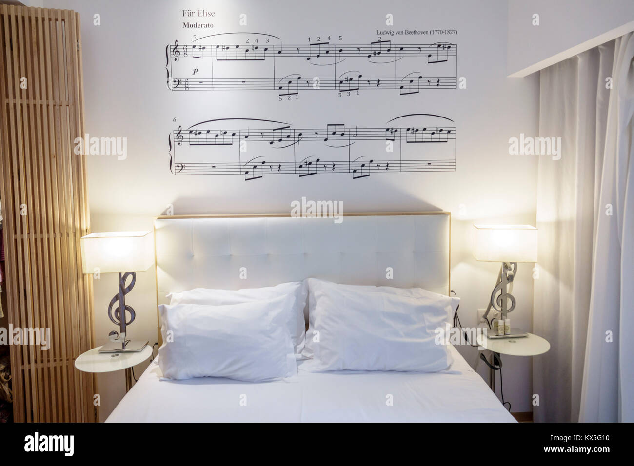 Porto Portugal, Hotel da Musica, Hotel, Dekor, Gästezimmer, Bett, Musikthema, Notation, Pelz-Elise, Hispanic, Einwanderer, Portugiesisch, PT170707105 Stockfoto