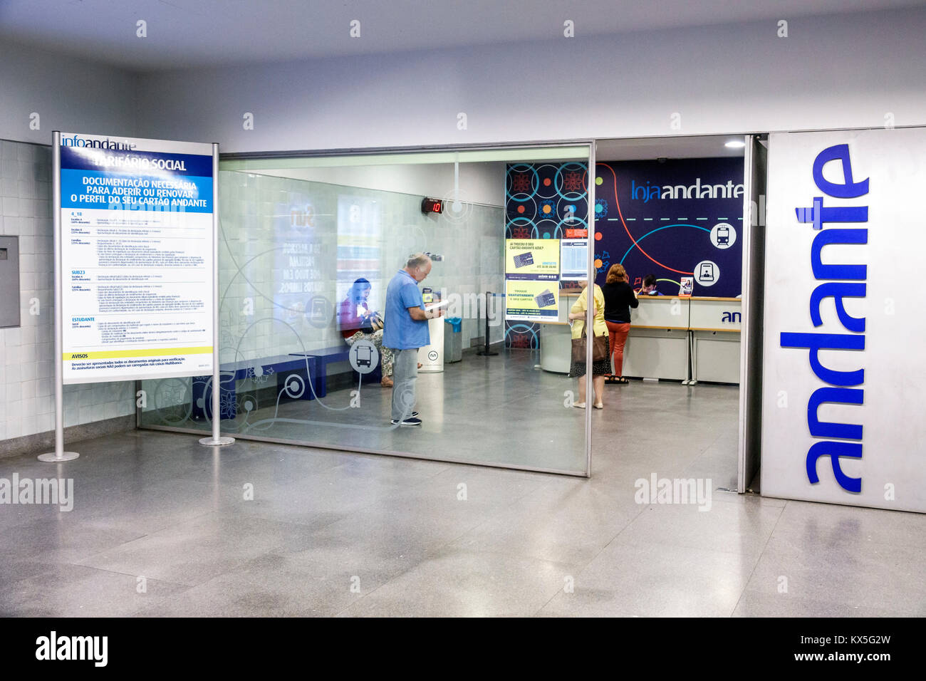 Porto Portugal, Metro do Porto, öffentliche Verkehrsmittel, U-Bahn, Station, Andante, Ticketbüro, Fahrkarte, Point of Sale, Mann Männer männlich, Frau weibliche Frauen, Hispani Stockfoto