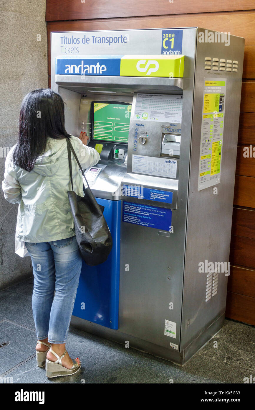 Porto Portugal, Metro do Porto, öffentliche Verkehrsmittel, U-Bahn, Campanha-Station, Andante, Verkaufsautomat, Fahrkarte, Frau Frauen, Transaktion zahlt BU Stockfoto