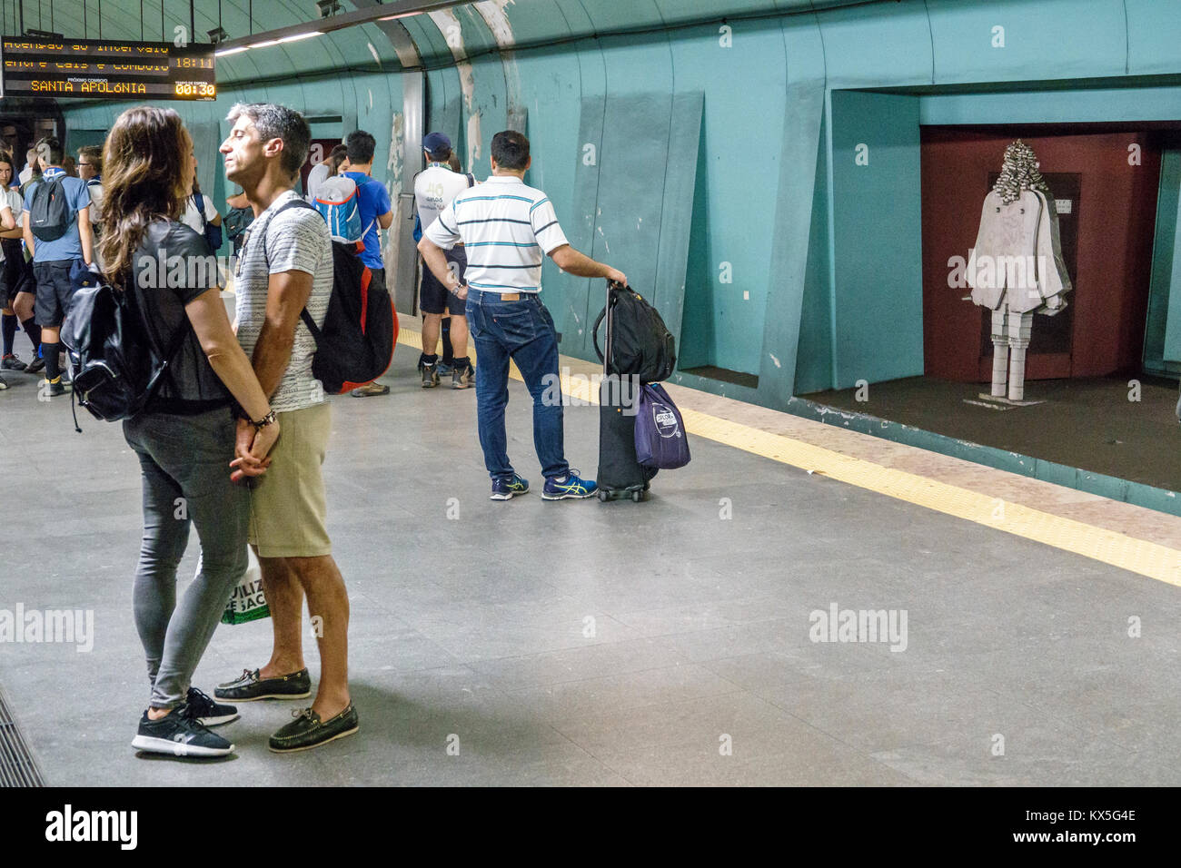 Lissabon Portugal, Marques de Pombal, Metro Lisboa, öffentliche Verkehrsmittel, Nahverkehr, U-Bahn, Bahnhof, Plattform, ethnische Minderheit in lateinamerikanischen Latinos, Immigr Stockfoto