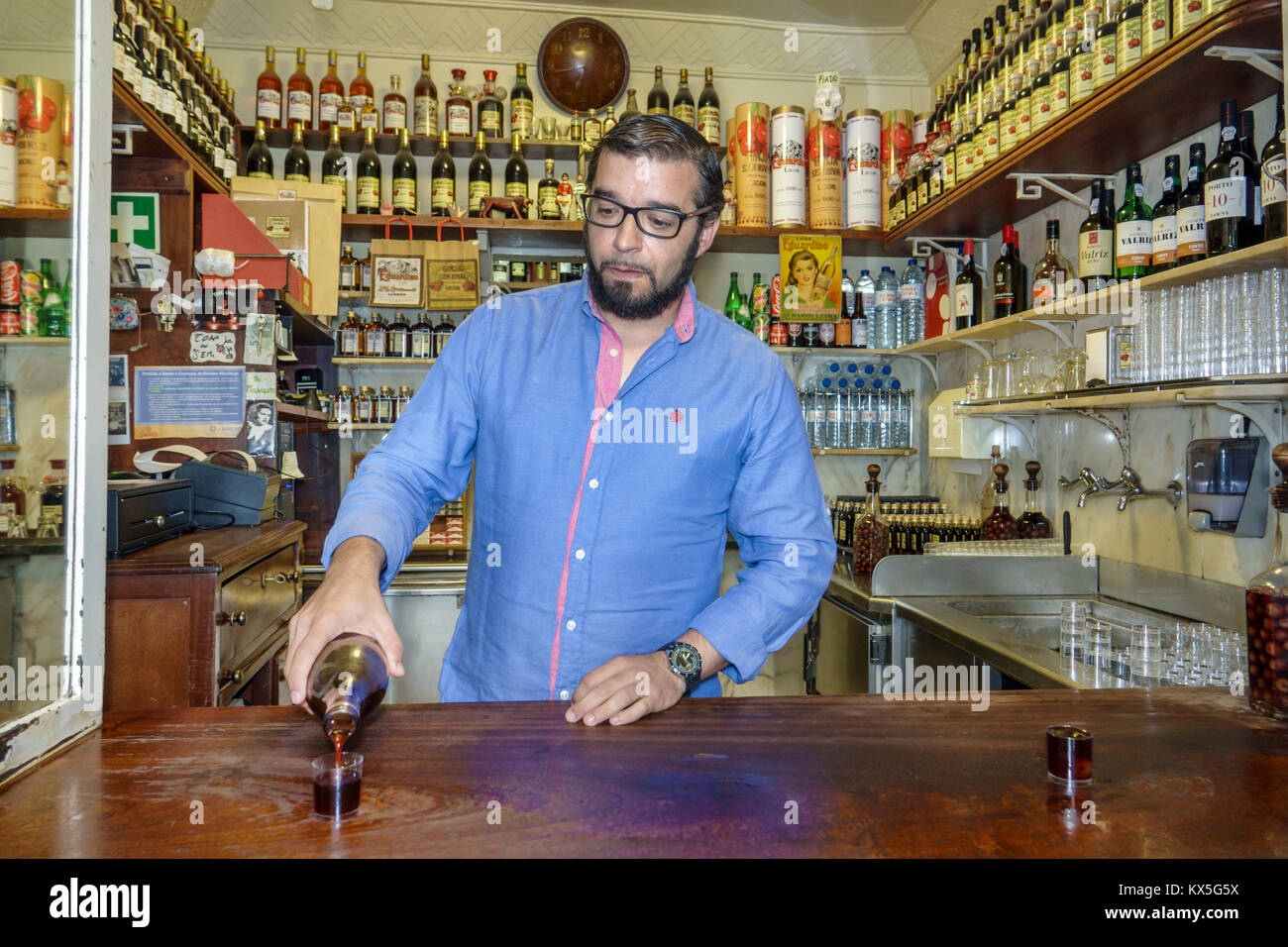 Lissabon Portugal, Rossio, historisches Zentrum, Ginjinha Sem Rival, Ginja, Bar Lounge Pub, Spirituosen, lokale Spezialitäten, traditionelle Getränke, hispanische Getränke, Immi von Einwanderern Stockfoto