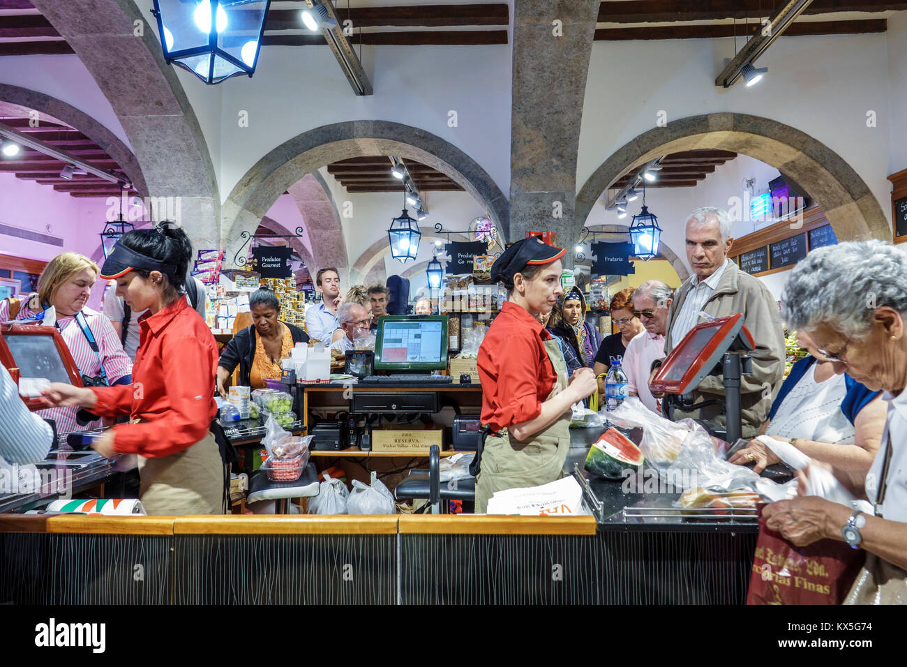 Lissabon Portugal, Rossio, historisches Zentrum, Mercado da Figueira, Markt, Lebensmittel, Shopping Shopper Shopper shoppen Geschäfte Markt Märkte kaufen verkaufen, Einzelhandel Stockfoto