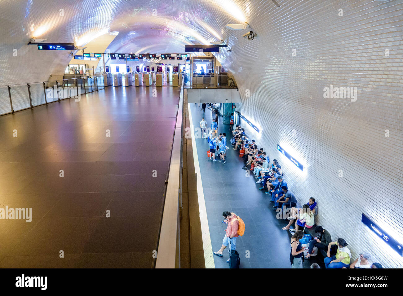 Lissabon Portugal, Baixa-Chiado, Metro Lisboa, Nahverkehr, U-Bahn, Station, Atrium, Plattform, Passagiere Reiter, Blick von oben, Hispanic, Immigranten, Po Stockfoto