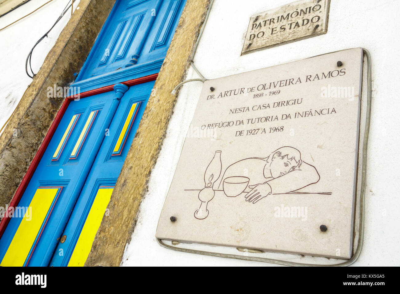 Lissabon Portugal, Castelo Viertel, Costa do Castelo, historisches Haus, Eingang, helle Farben, Markierung, Plakette, kulturelles Erbe, ehemaliges Waisenhaus, hispanisch, Immigr Stockfoto Lissabon Portugal, Castelo Viertel, Costa do Castelo, historisches Haus, Eingang, helle Farben, Markierung, Plakette, kulturelles Erbe, ehemaliges Waisenhaus, hispanisch, Immigr Stockfoto