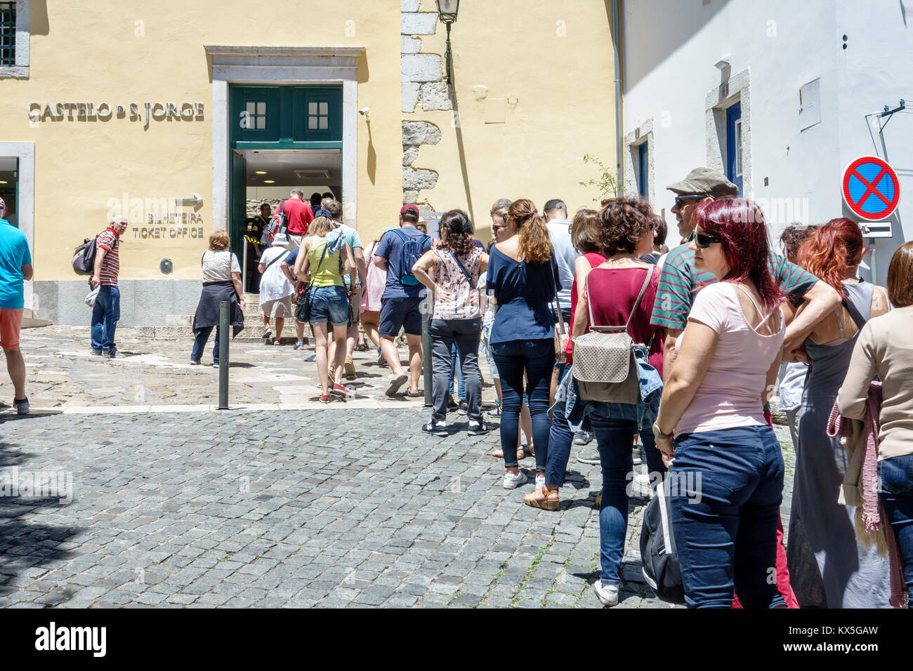 Lissabon Portugal, Castelo-Viertel, Castelo de Sao Jorge, Burg, Sehenswürdigkeit, Ticketbüro, Besucher, Schlange, Schlange, Frauen, Männer, Männer, Spanier, Immigra Stockfoto