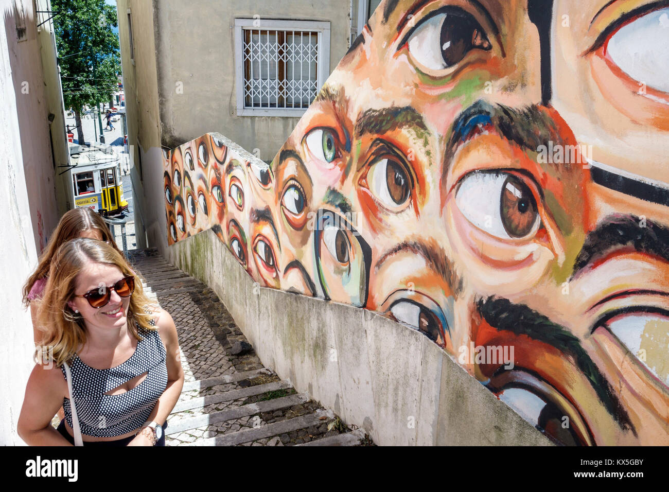 Lissabon Portugal, Alfama, historisches Viertel, Beco do Maldonado, Treppen, Gasse, Graffiti, Straßenkunst, weibliche Frauen, Augäpfel, Augen, Wandbilder, hispanisch, immig Stockfoto