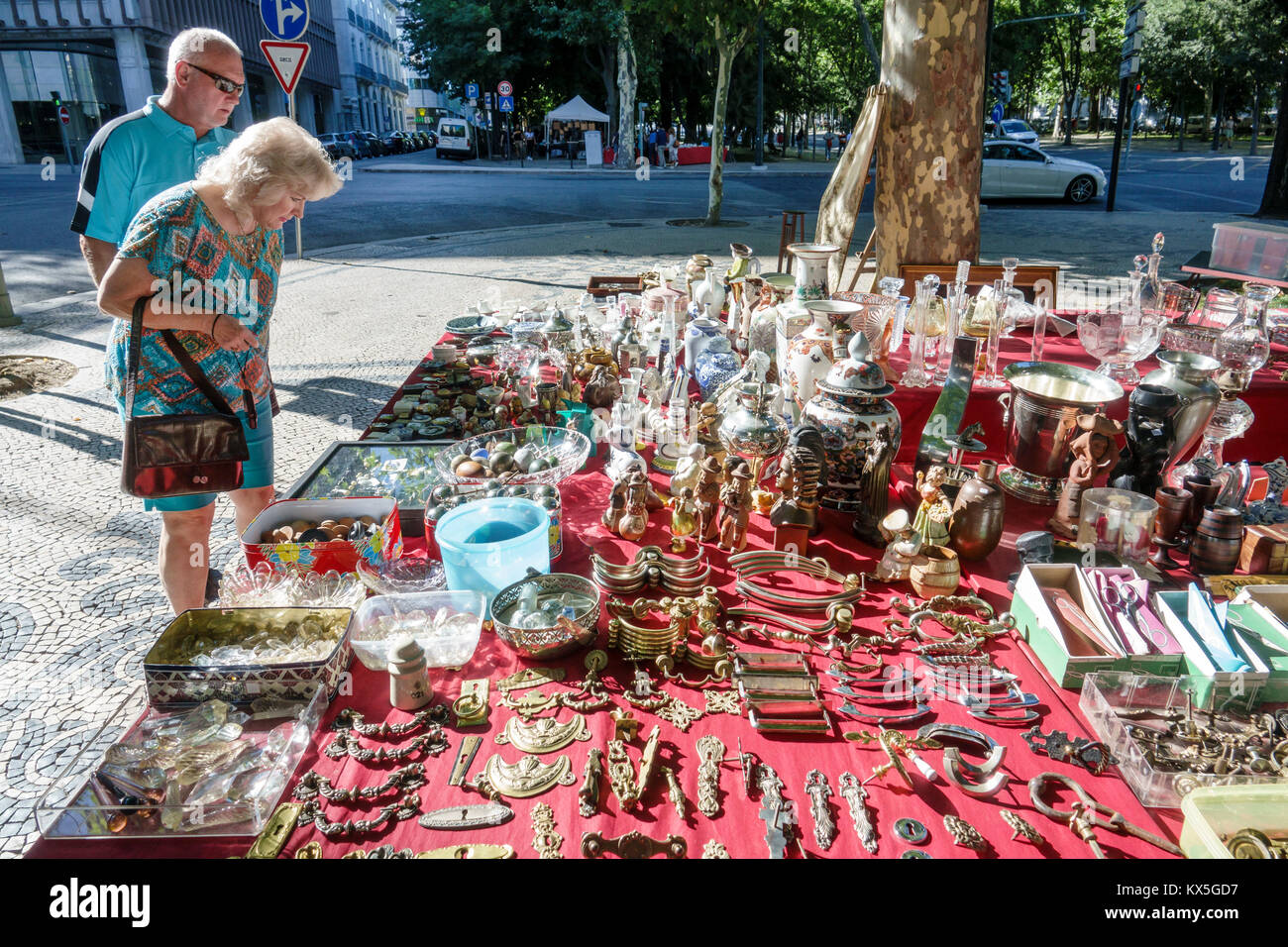 Lissabon Portugal, Avenida Da Liberdade, Sonntag Flohmarkt, Antiquitätenmesse, Verkäufer verkaufen Verkauf, Stände Stand Markt Stand, hispanische Männer mal Stockfoto
