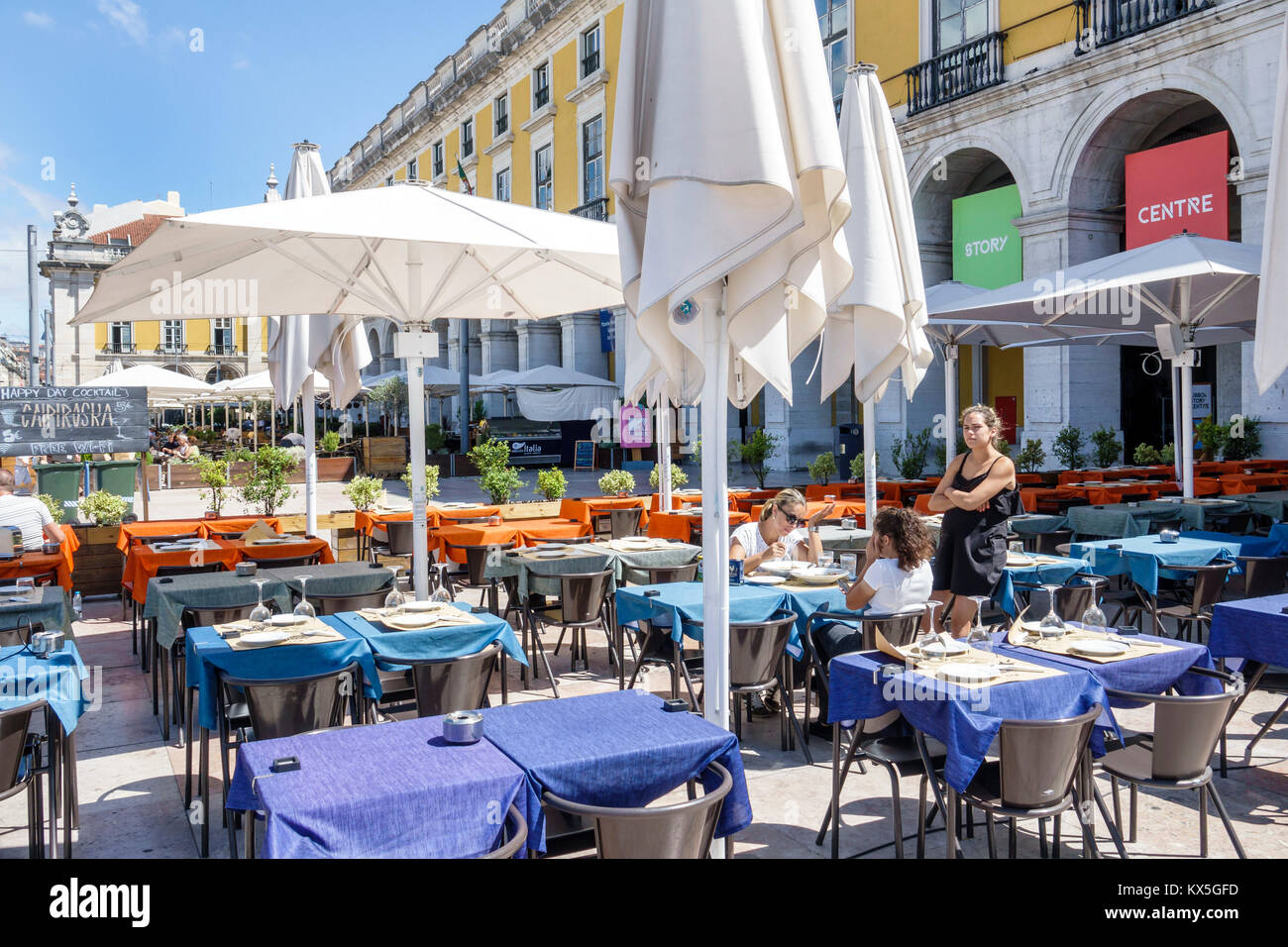 Lissabon Portugal, Praca do Comercio, Terreiro do Paco, plaza, Commerce Square, Outdoor, Cafe, Restaurant Restaurants Essen Essen Essen Café Cafés, Tische, al fresco, s Stockfoto