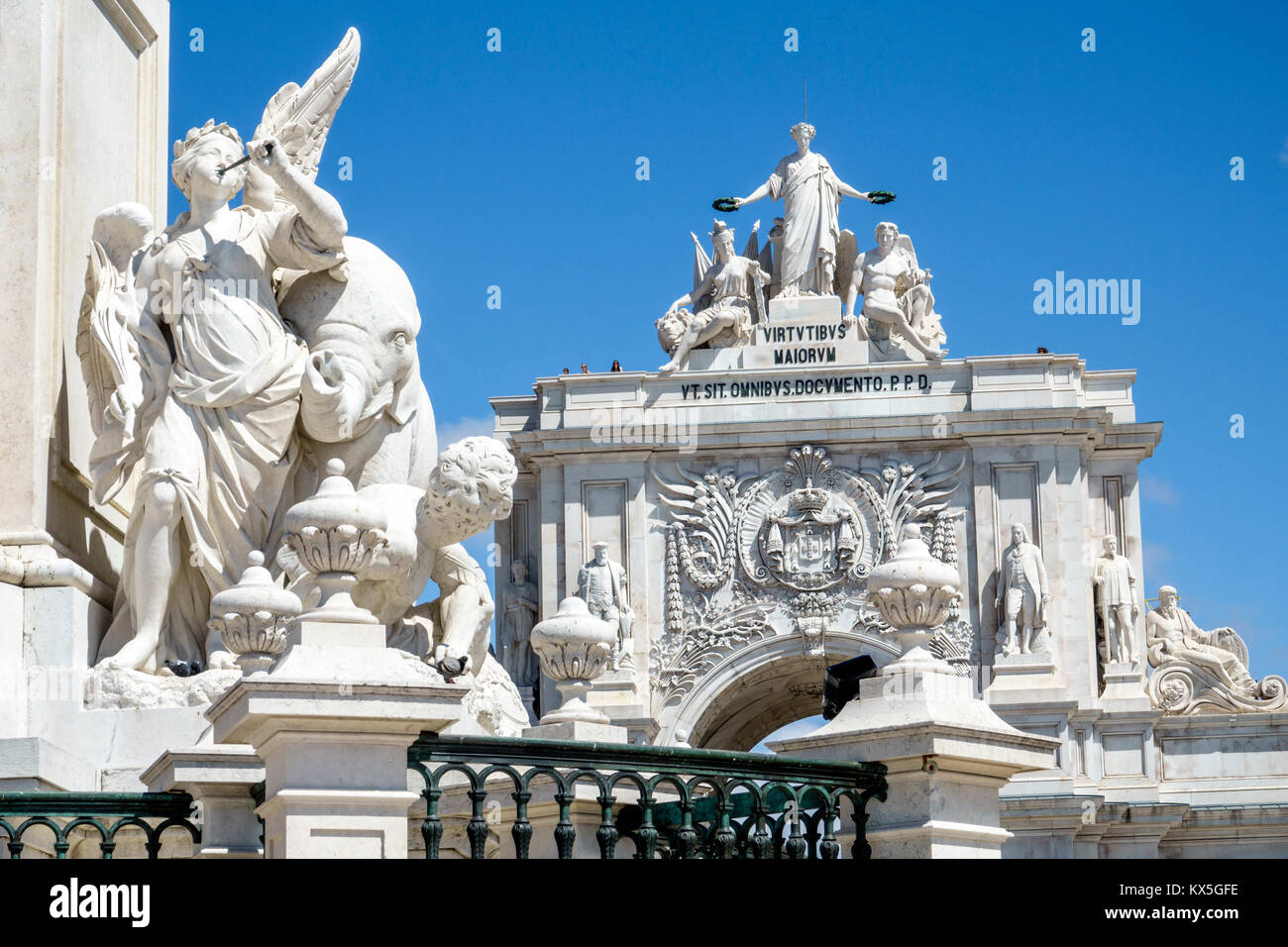 Lissabon Portugal, Praca do Comercio, Terreiro do Paco, plaza, Handelsplatz, Statue von Dom Jose, Sockel, Blick auf Arco da Rua Augusta, Triumphbogen, Hispan Stockfoto