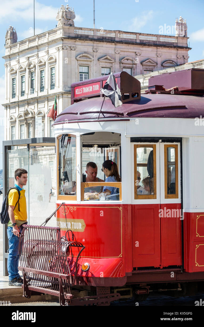 Lissabon Portugal, Praca do Comercio, Terreiro do Paco, plaza, Commerce Square, Heritage Tram, Trolley, Hispanic, Immigranten, Reiter, Mann Männer, Frau Stockfoto