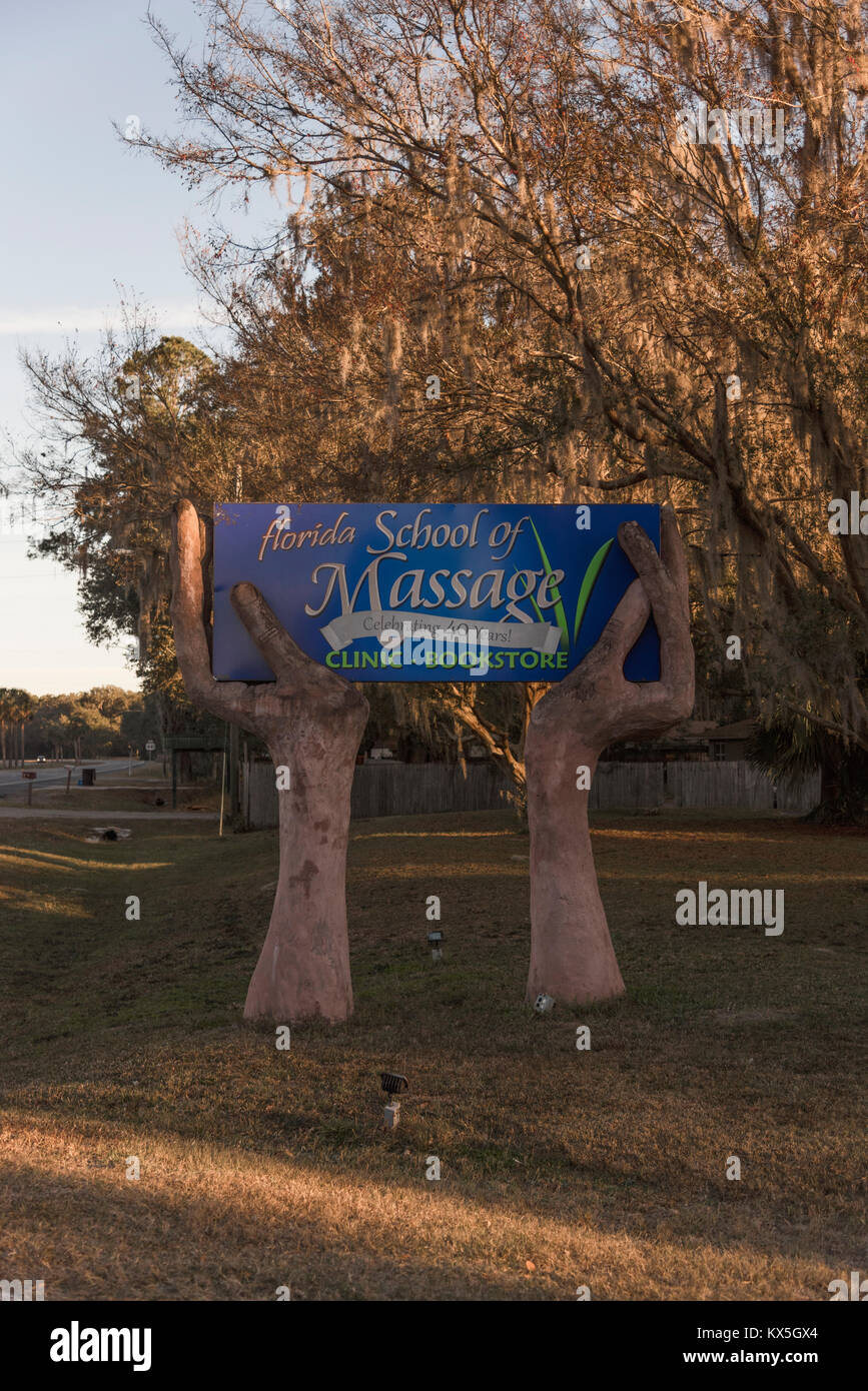 Schule für Massage Anschlagtafel auf SR 441 im Gaineville, Florida, USA Stockfoto